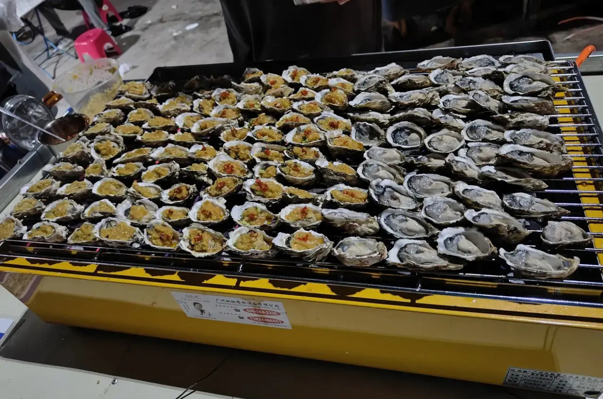 我一个朋友,最近投资500块钱摆摊烤生蚝,没想到比打工强多了.