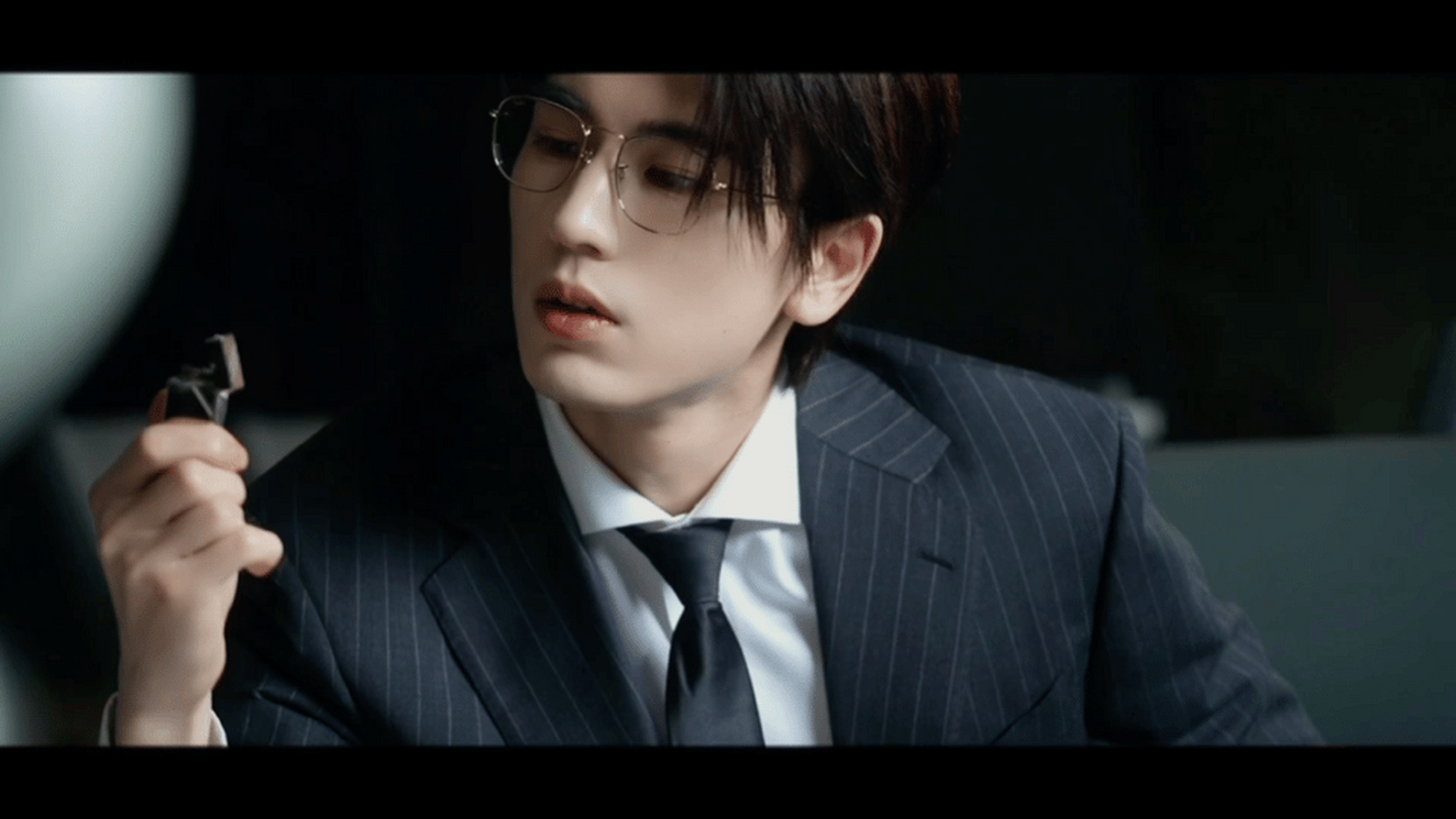 张凌赫爆改霸总, 张凌赫金丝眼镜配西装领带,真的好帅一霸总!