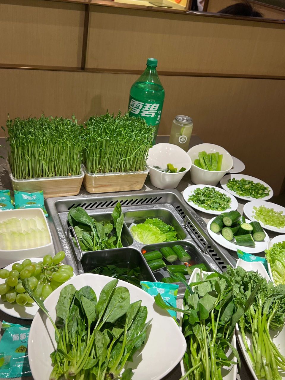 朋友请我吃火锅给我点了一桌子全绿套餐, 这到底是在暗示什么啊?