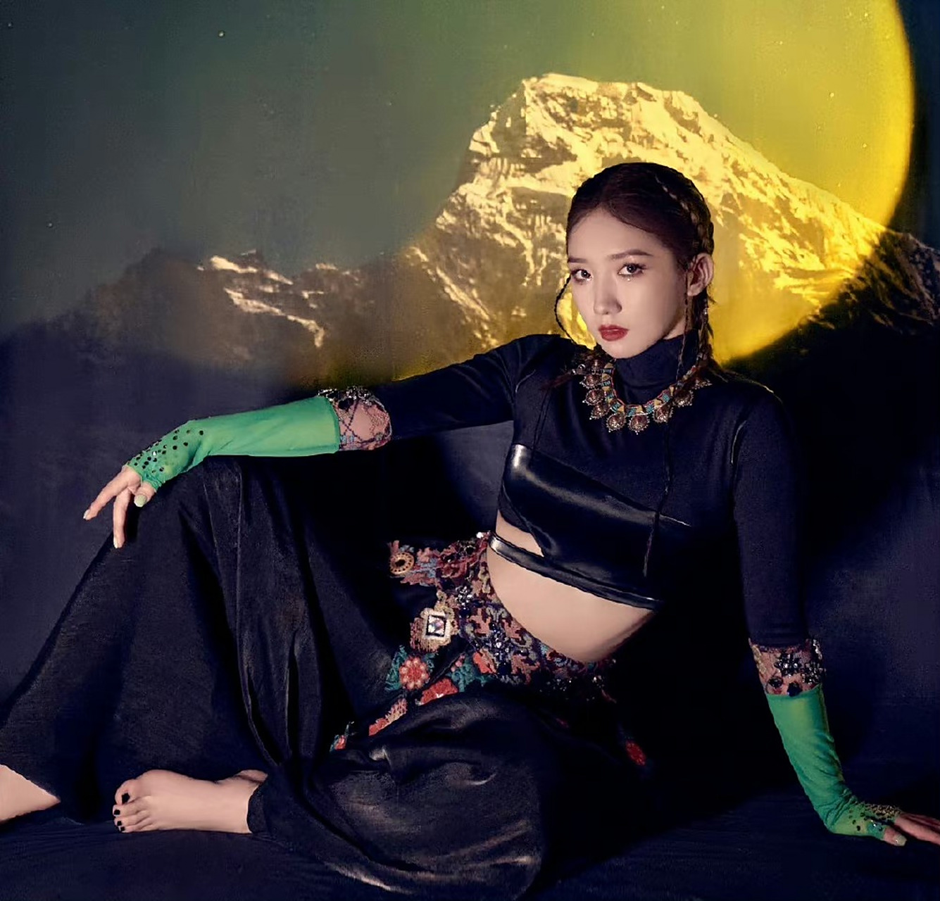 孟美岐时尚摆拍照,美美的脚丫子搭配性感的一字带凉鞋气质满满.