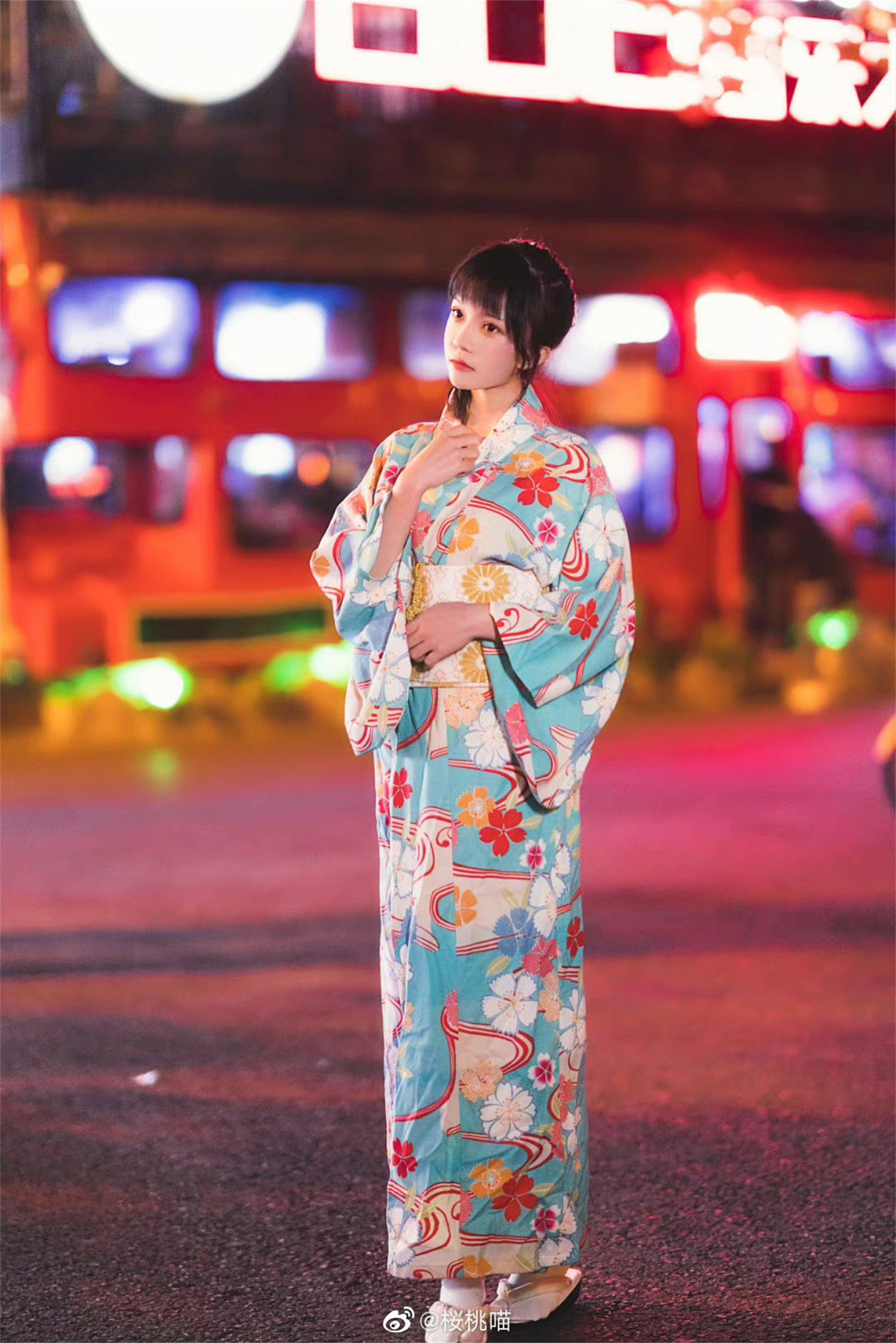 桜桃喵微博cos图鉴赏，霓虹夜景下绽开的粉白樱花