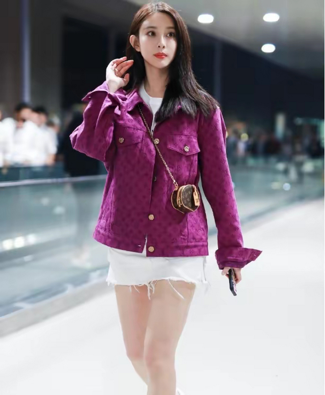 孟子义穿着一身白色的牛仔短裤,这样的白色牛仔短裤穿在孟子义身上