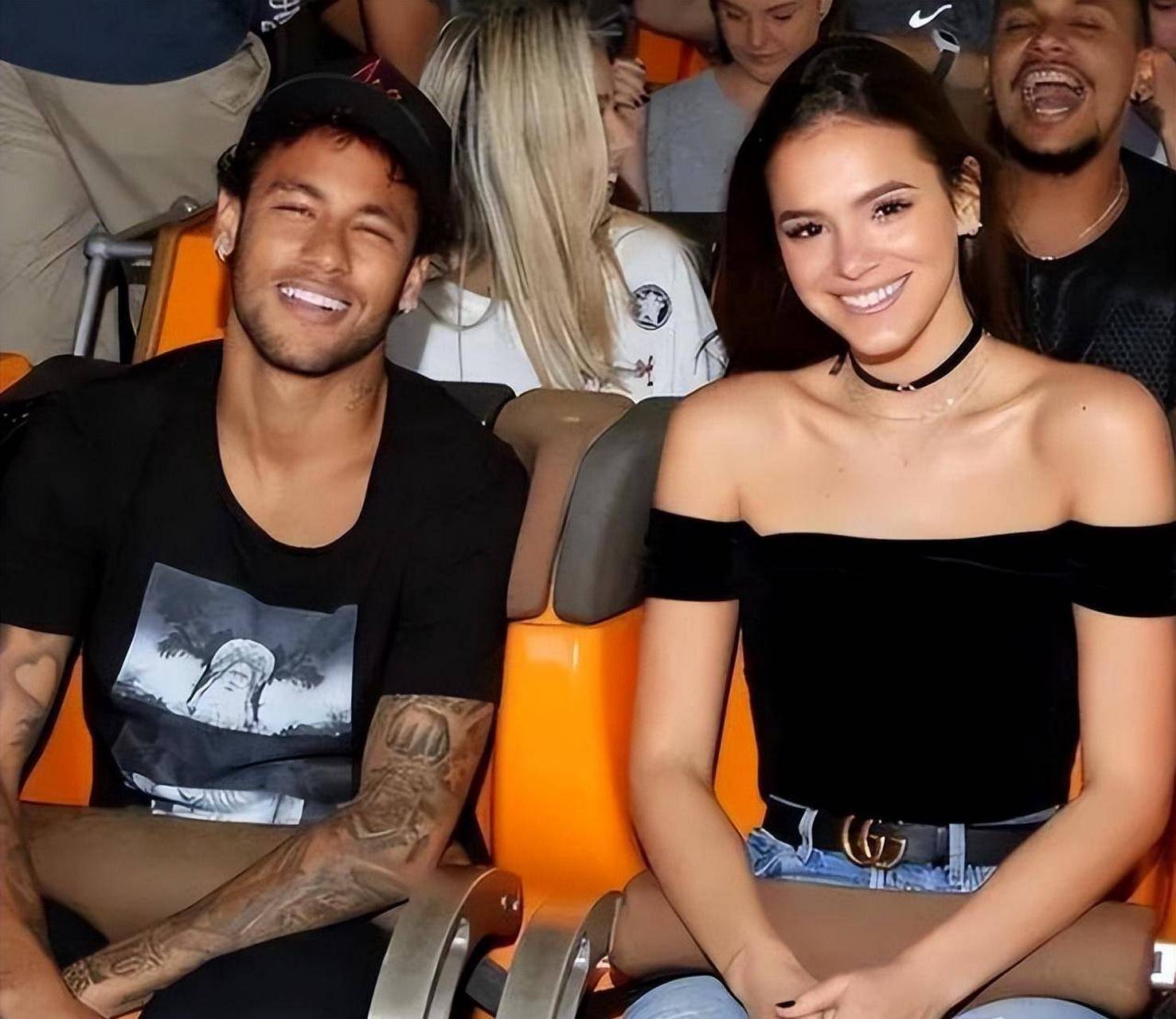 内马尔的女友布鲁娜-比安卡迪很漂亮