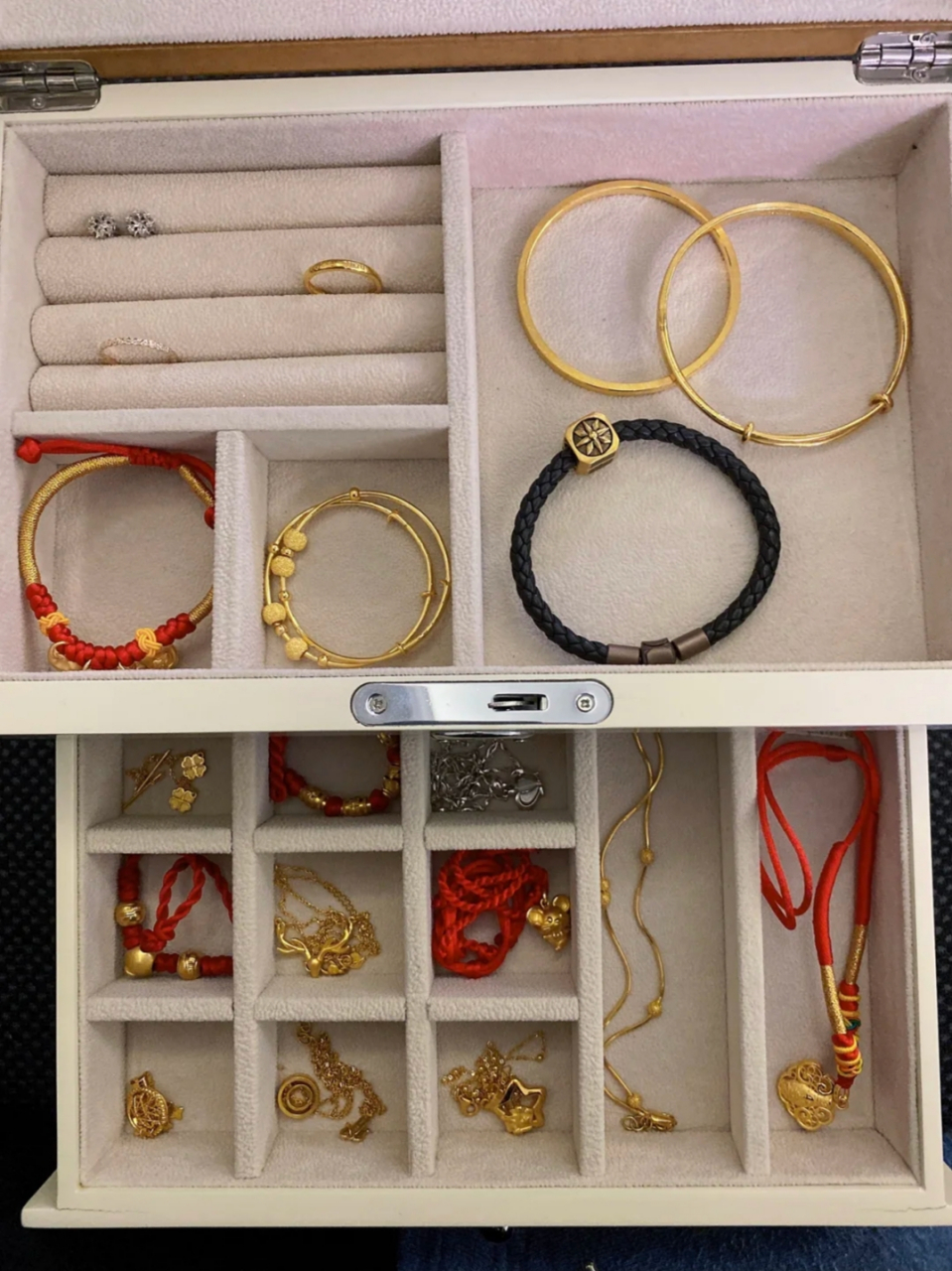 辛辛苦苦10年换来这一盒,想当年第一次买金才275元每克.[捂脸]