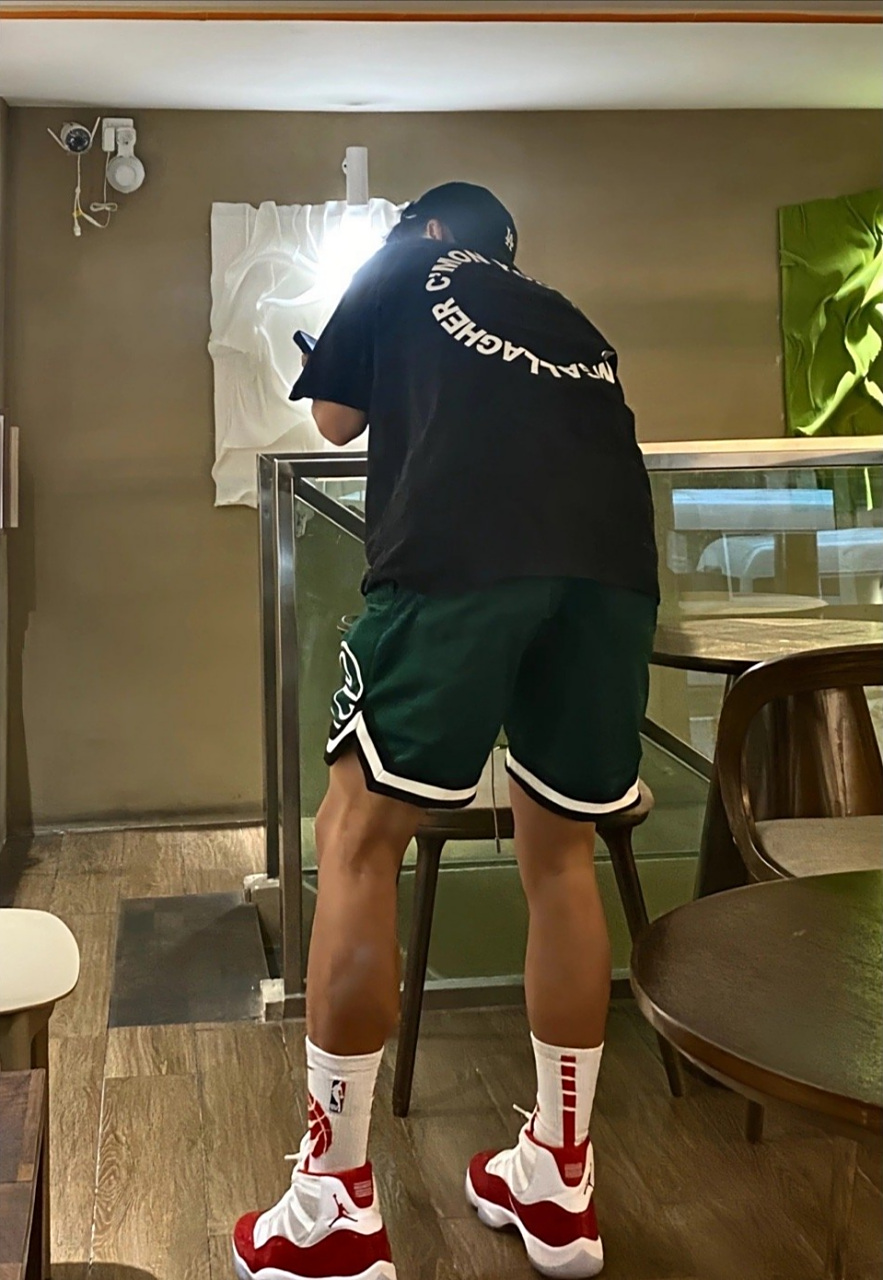 看背影就知道这个男人有多帅#体育生