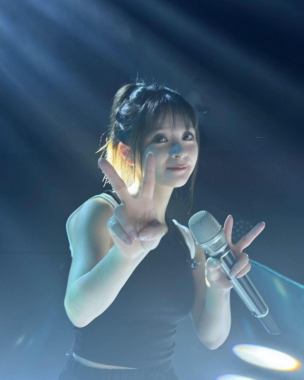 美依礼芽排练时的随拍照片. 可以看出,排练时穿搭稍微随意一些.