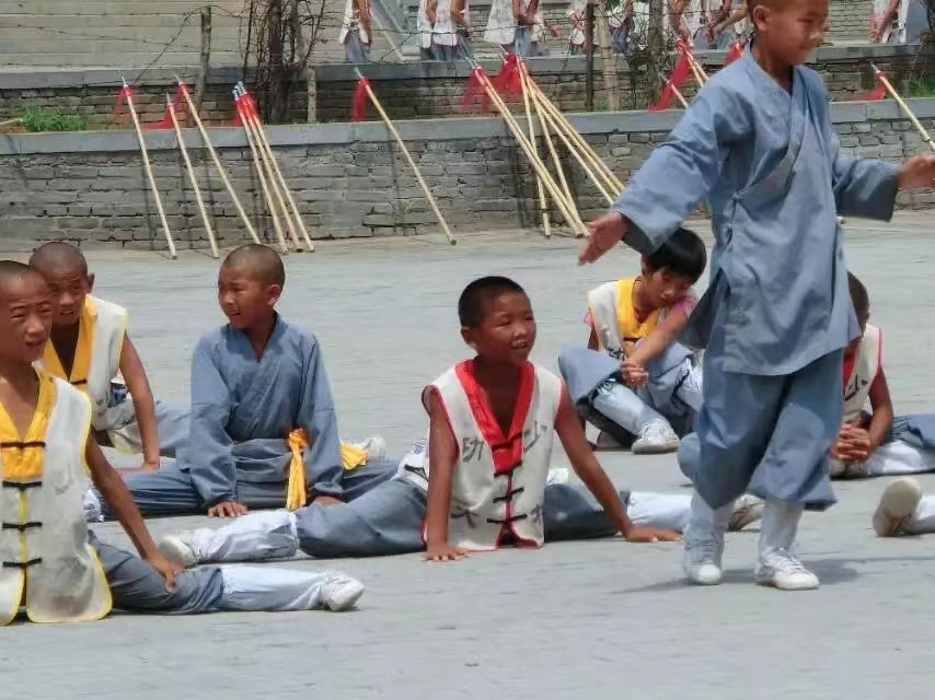 孩子少林寺练武的照片