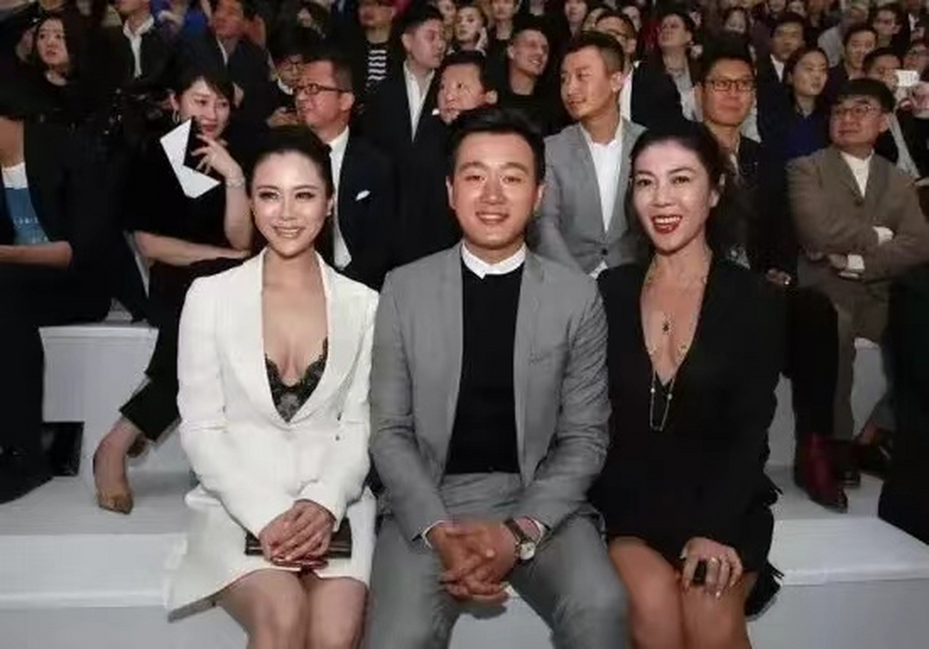 2015年,一次晚宴上,苏芒紧贴着潘石屹坐下,潘总挽着她的腰,苏芒的手却