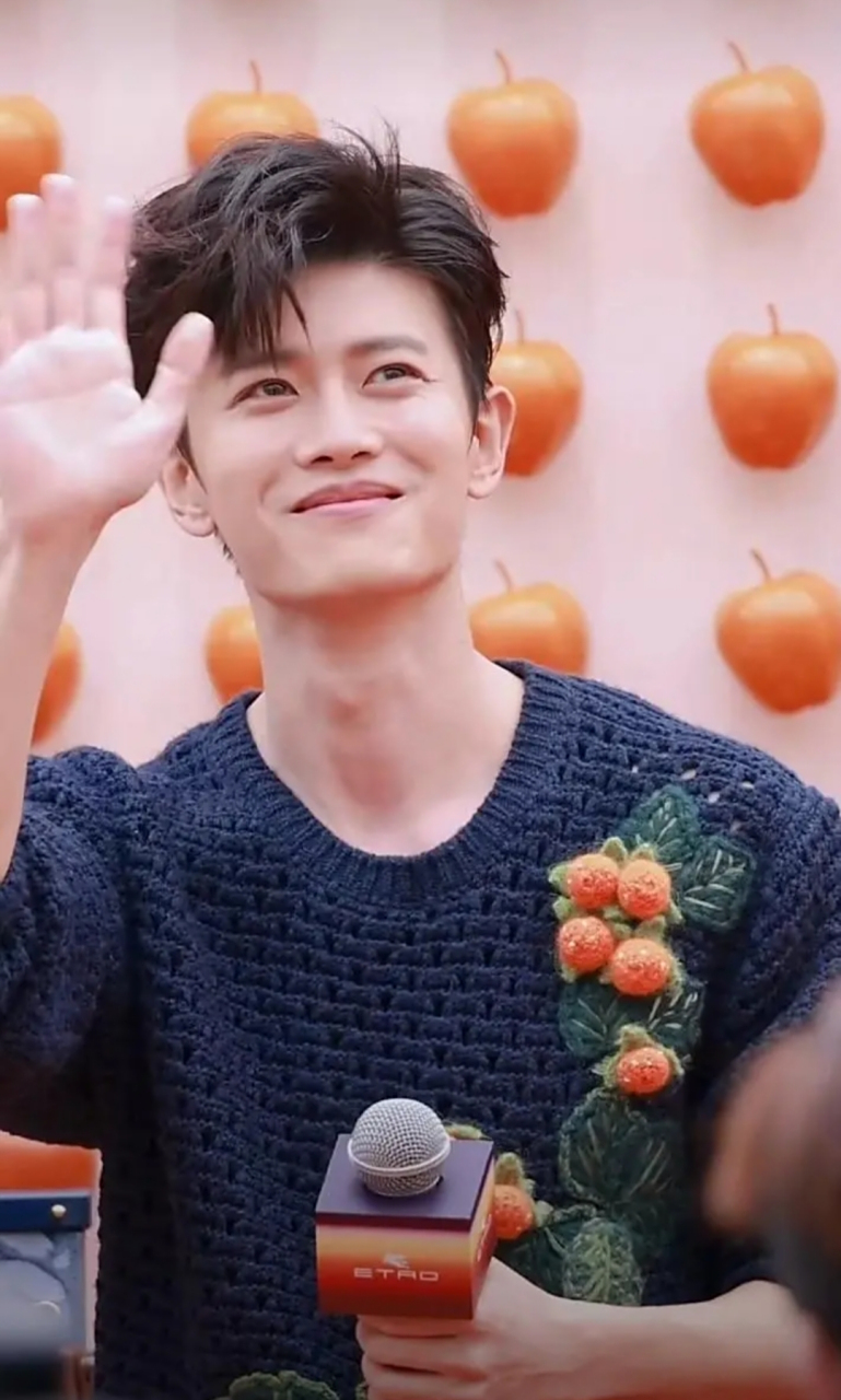 任嘉伦的括弧笑也太迷人了,又甜又治愈,越看越上头~