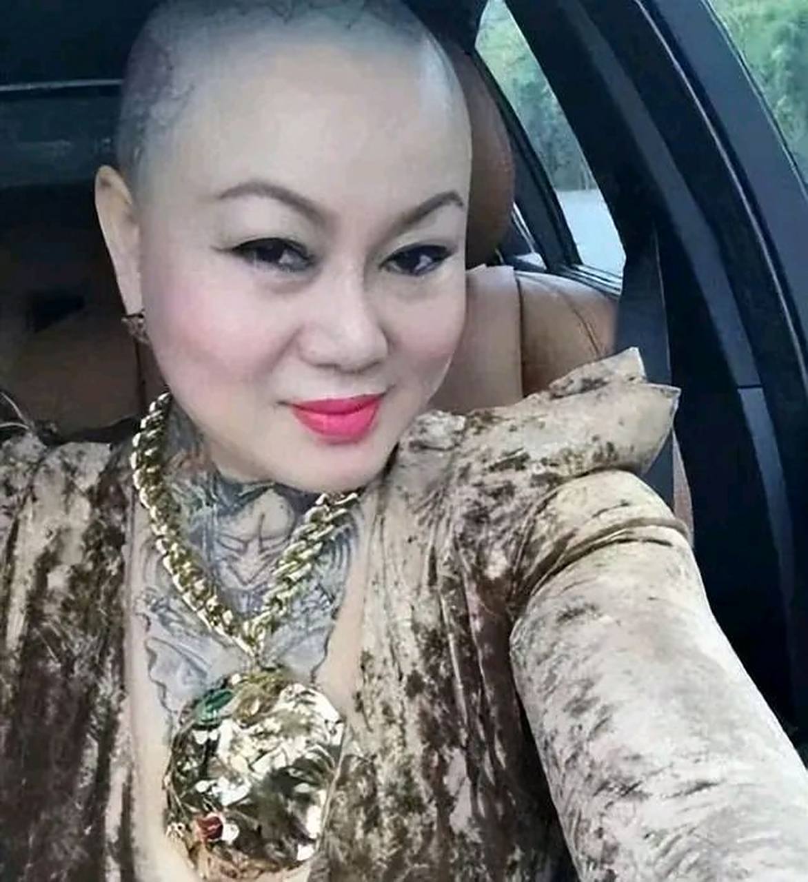 1985年,冯萍出生于温州的一个农村家庭,家中有6