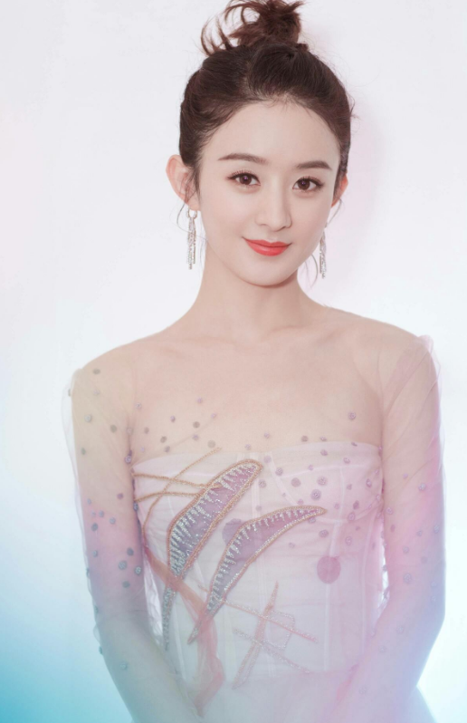 赵丽颖穿白色羽毛抹胸裙,佩红宝石耳环出席活动,动人身姿吸睛!
