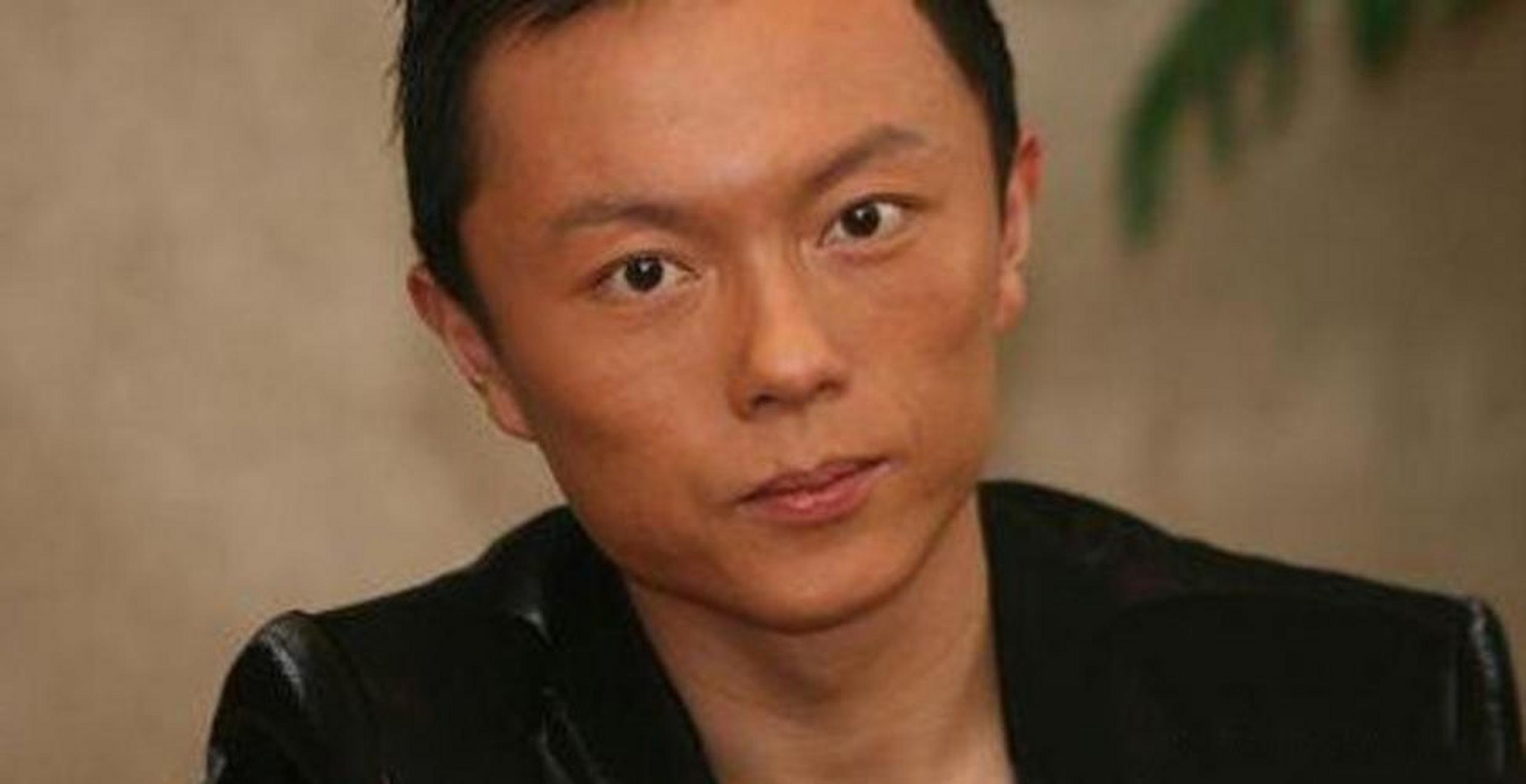 当年,拍完《赤子威龙》,周润发拿出5000块钱递给谢苗:"别拍戏了,回去