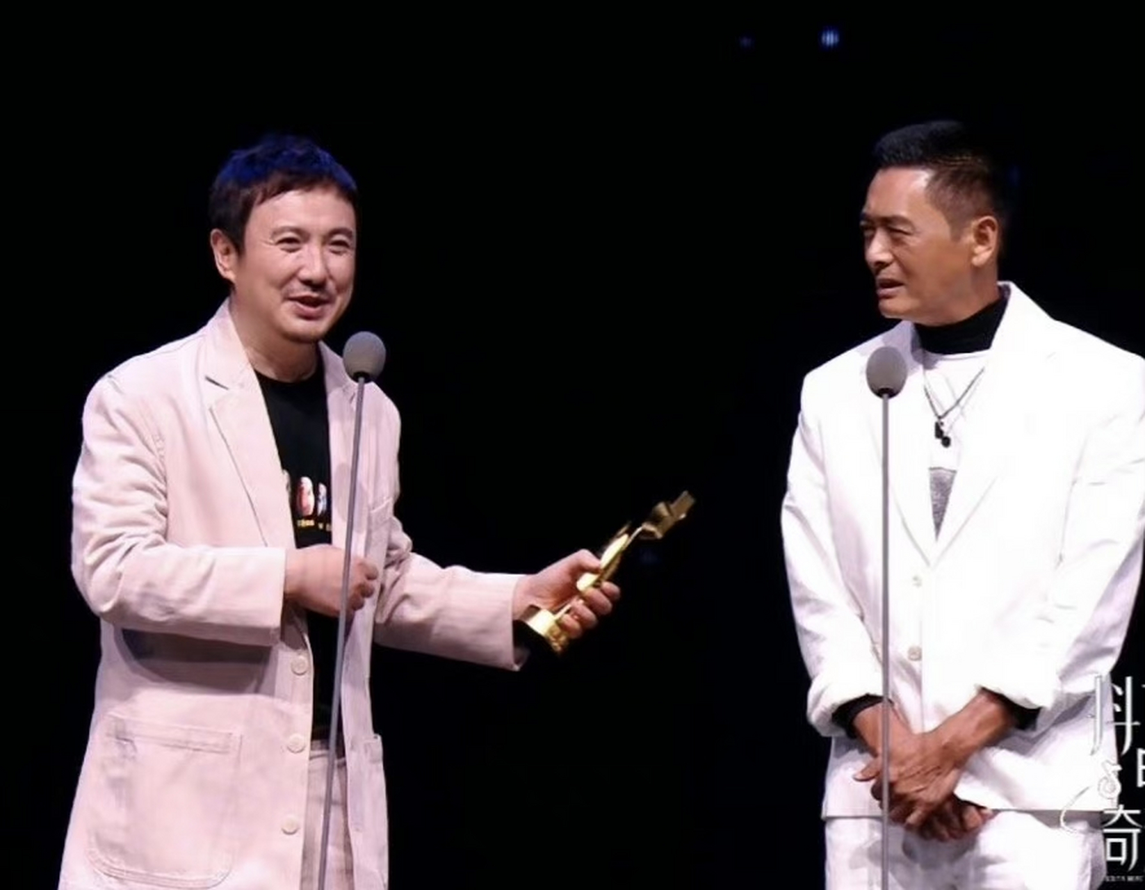 [捂脸]  6月9日,一段沈腾和周润发同框的视频片段引发网友热议,视频中