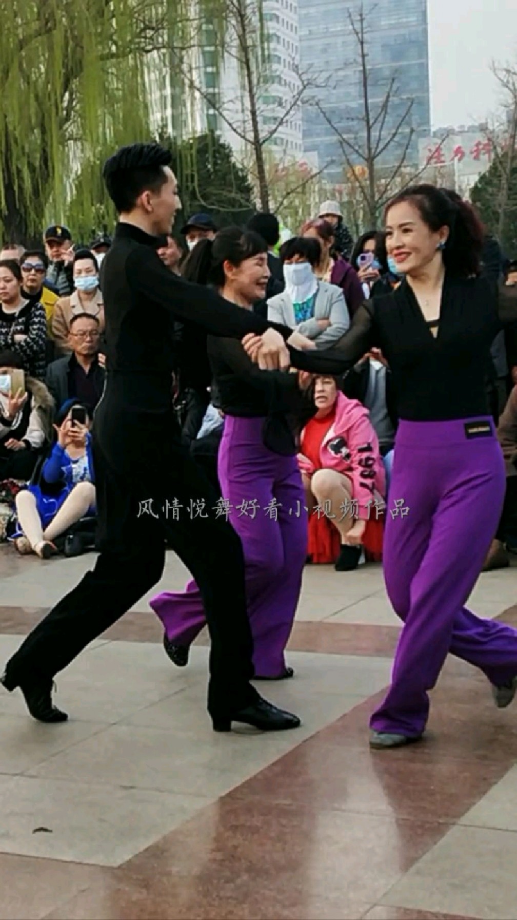 帅小伙带唐山两位美女徒弟在广场表演精彩吉舞真美