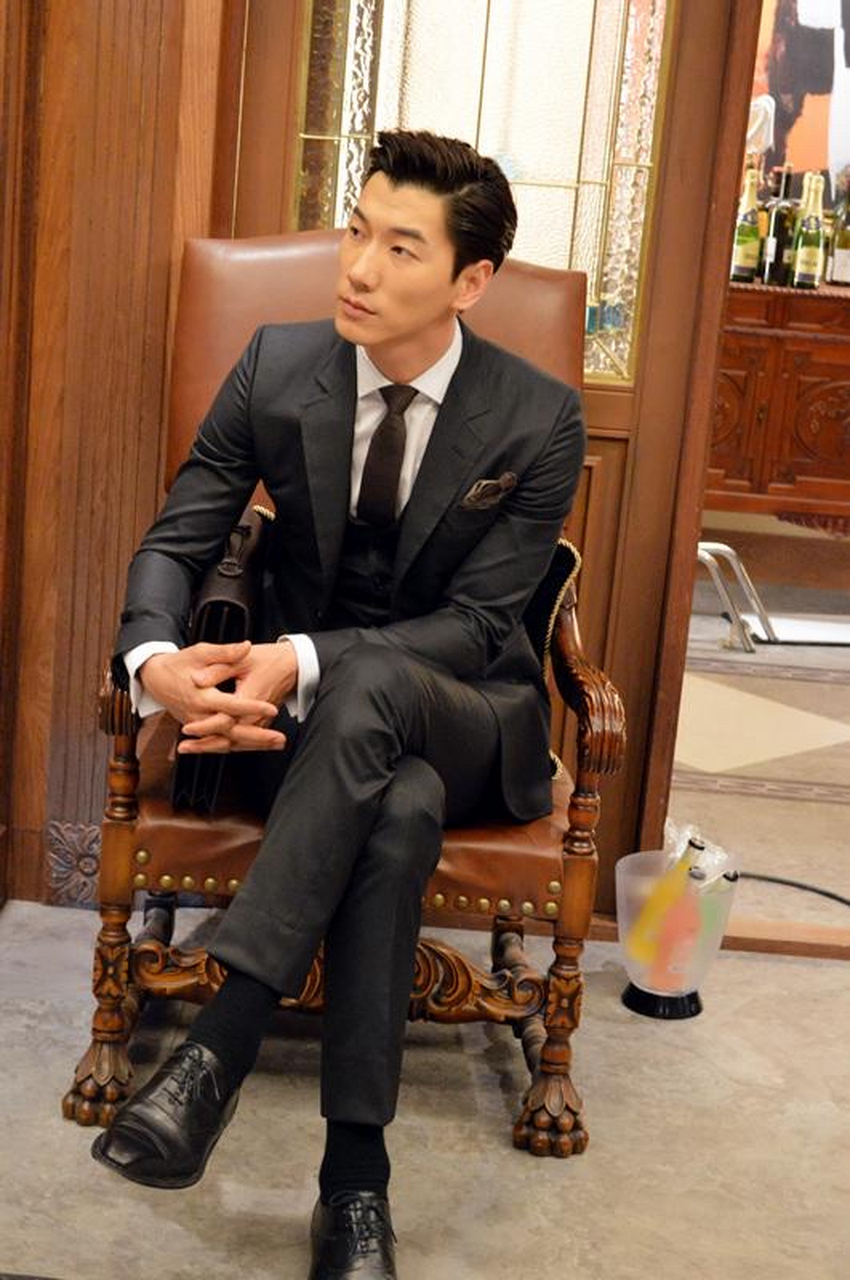 一直觉得高瀚宇和张亮长得像,俩人都是单眼皮高个子,气质都不错.