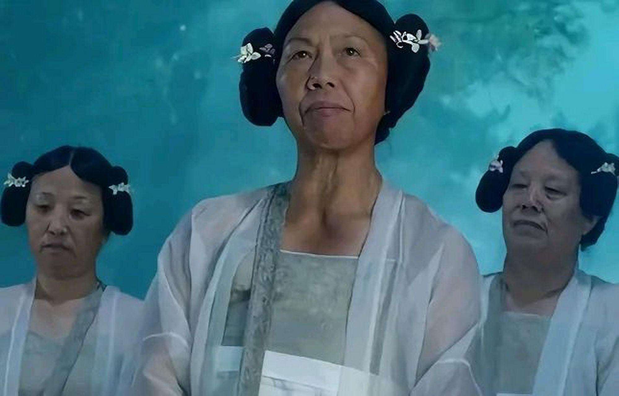 周星驰对助理抱怨:"我要奇丑无比的老太太,你给我找的都太正常了!