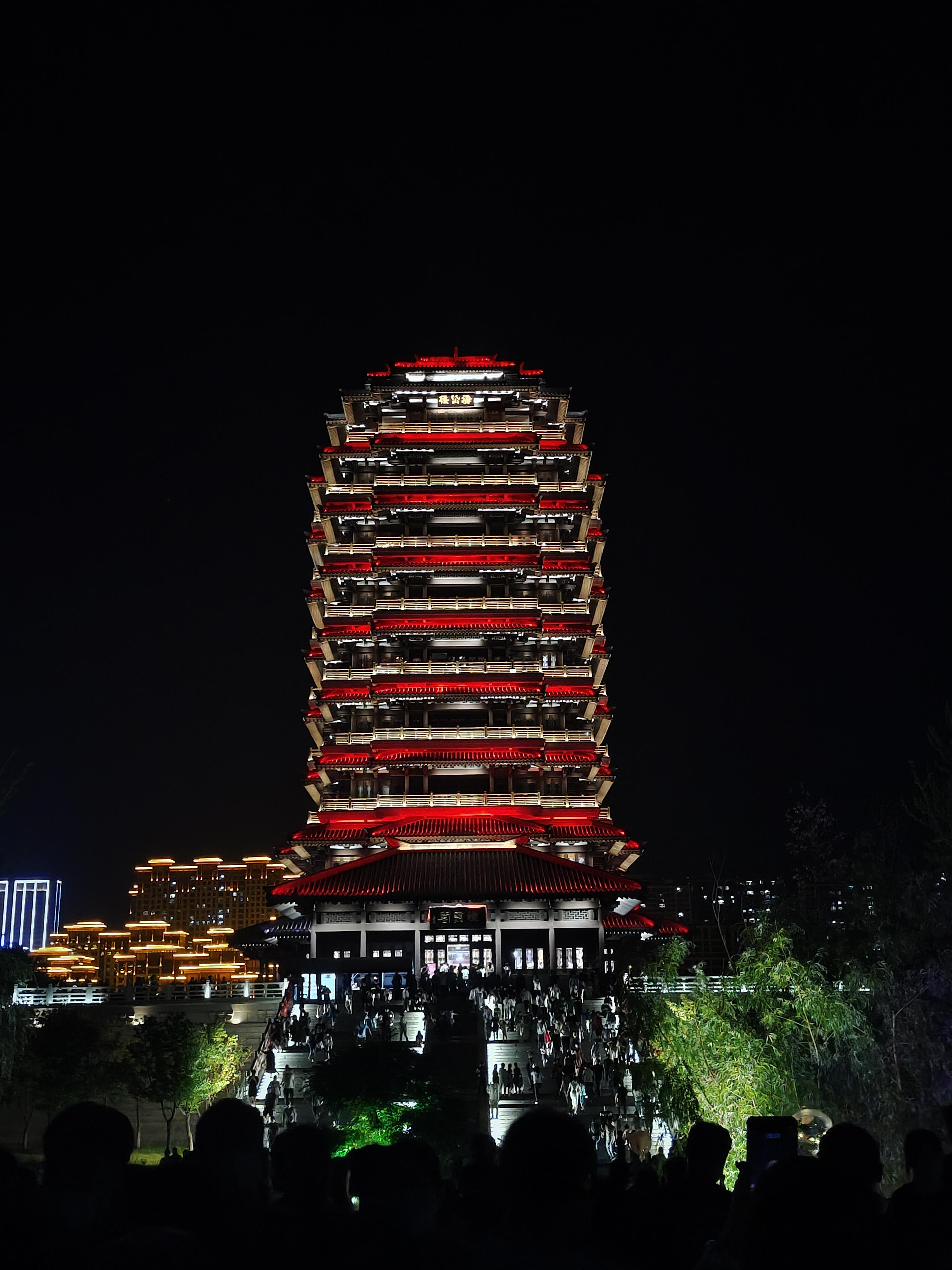 位于山东省淄博市,落座于张店区的海岱楼晚上的灯光秀非常的漂亮