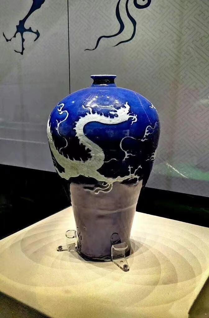 元代霁蓝釉白龙纹梅瓶