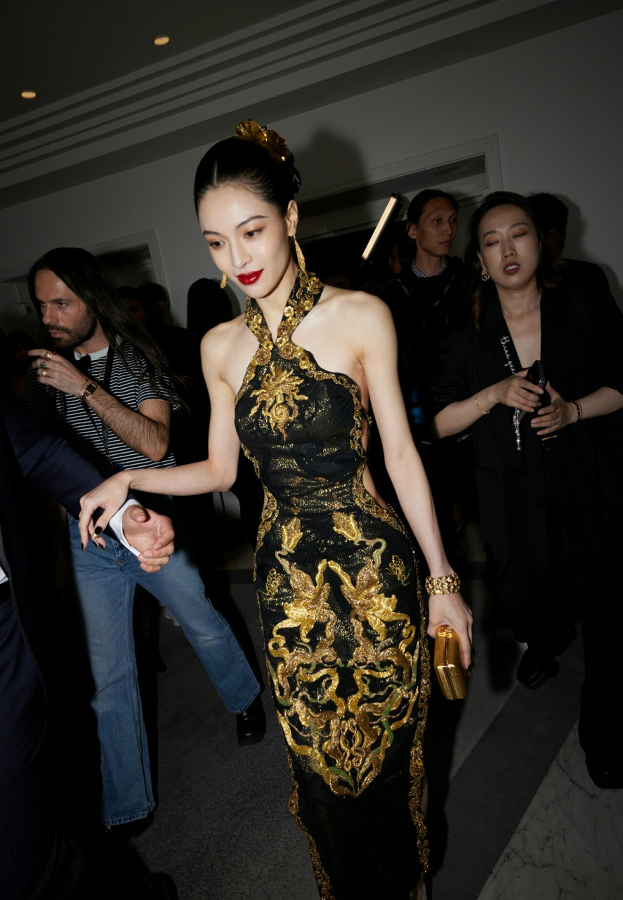 钟楚曦戛纳红毯的旗袍造型,太吸晴了,东方美人的气质拿捏得稳稳的!