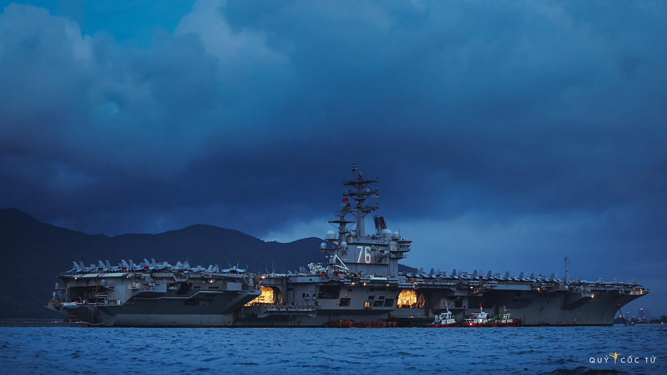 美国里根号航空母舰访问越南,停靠在越南岘港.