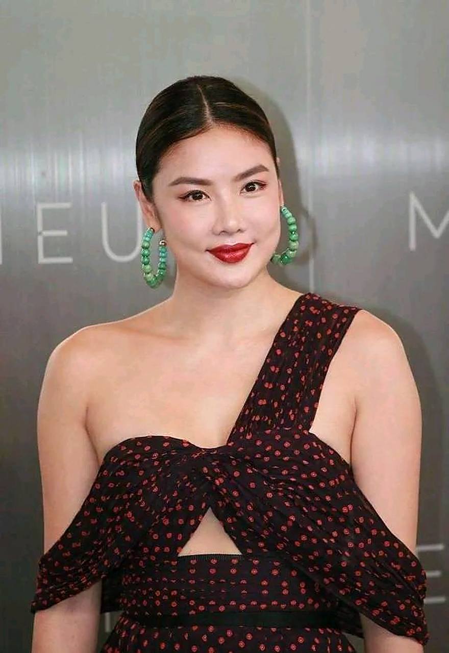 黎明前妻乐基儿不走寻常路,追求"肉感身材",穿斜肩裙气场开挂  独特的