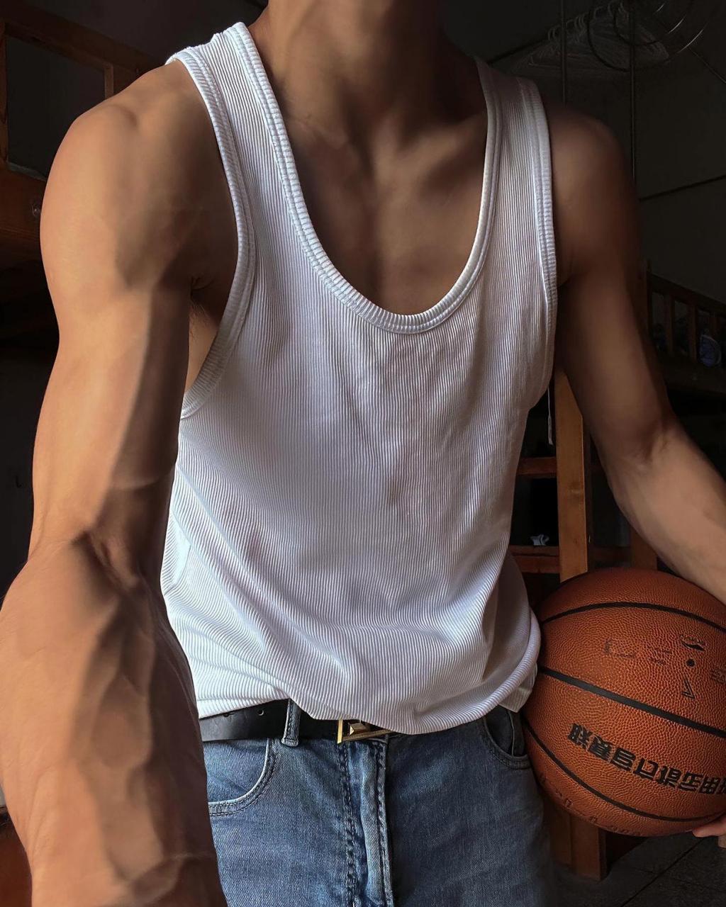 有腹肌的黑皮小哥在宿舍给我们表演手指转球#百家新收益