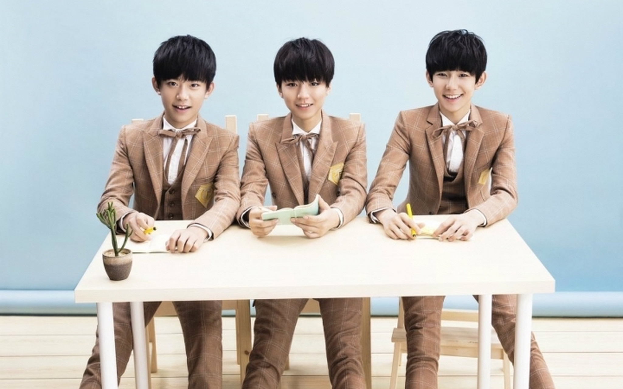 tfboys十周年今日开启,三小只以《青春修炼手册》作为演唱会开场,引发