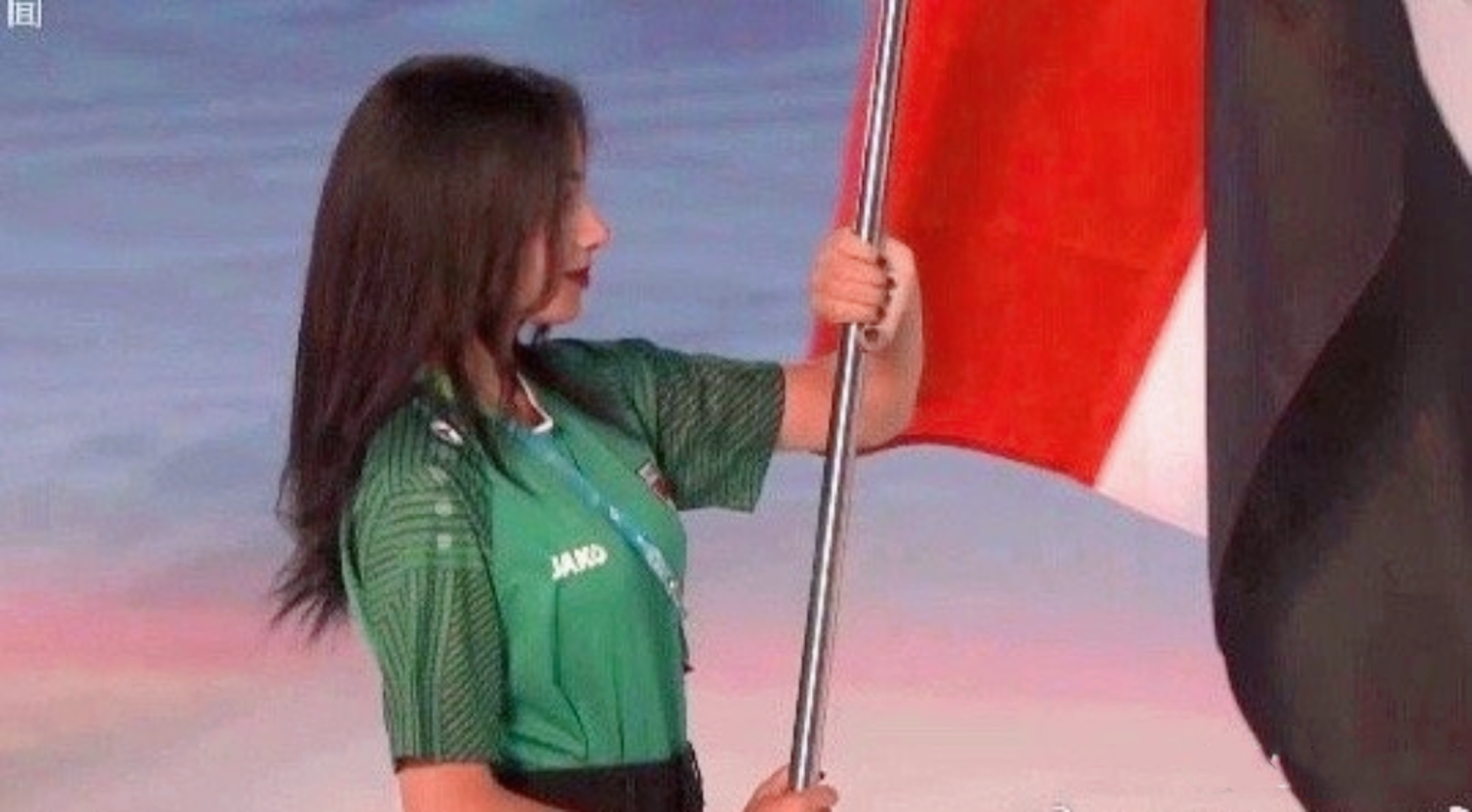 伊拉克女旗手大运会惊艳全场,侧颜绝美引爆热议:典雅的东方美人