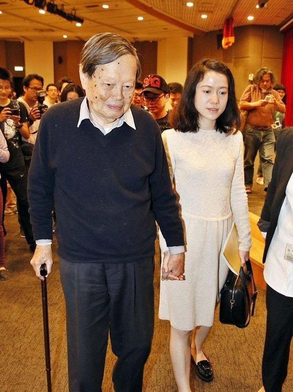 杨振宁和他的妻子翁帆在一起时的照片!