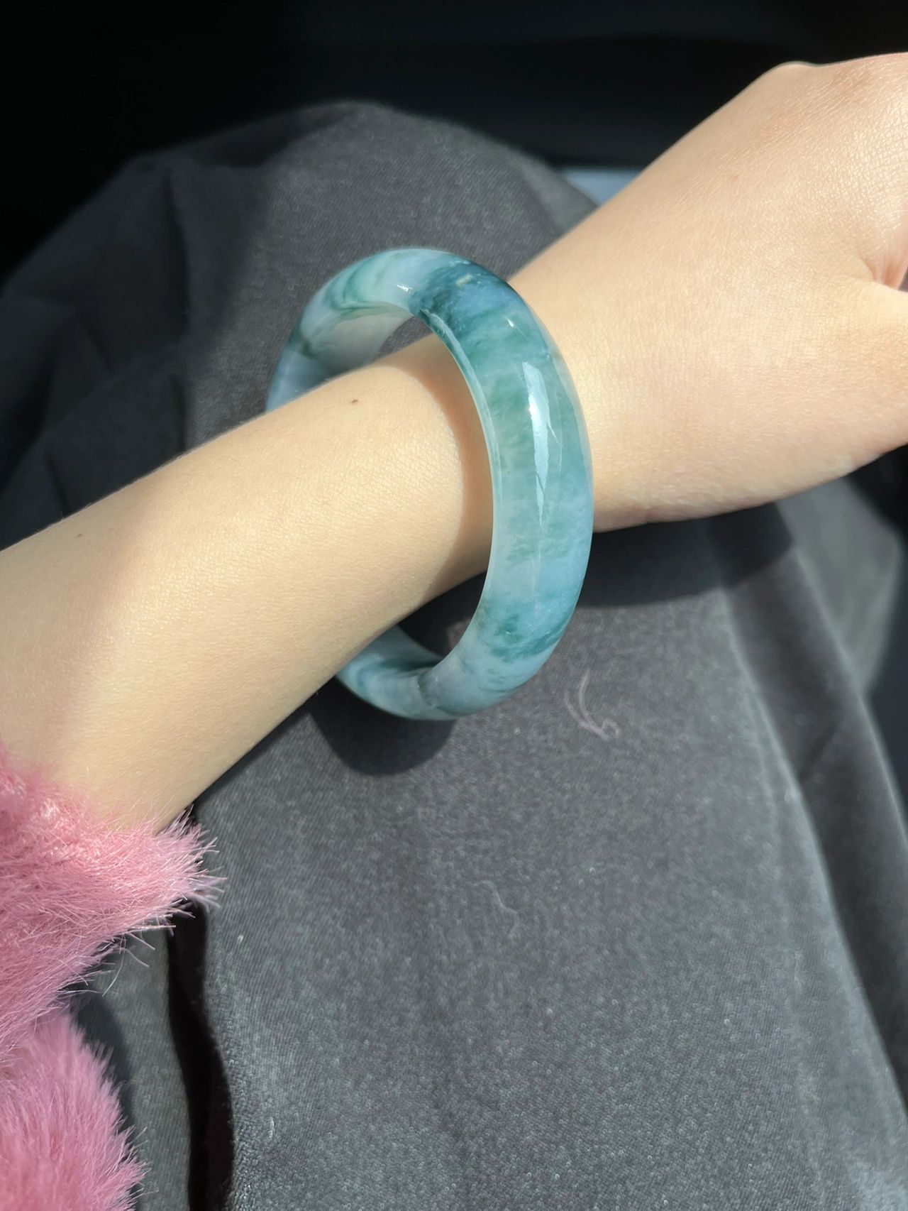 冰飘蓝花翡翠手镯,但是意境感十足是一支成熟内敛的小镯子