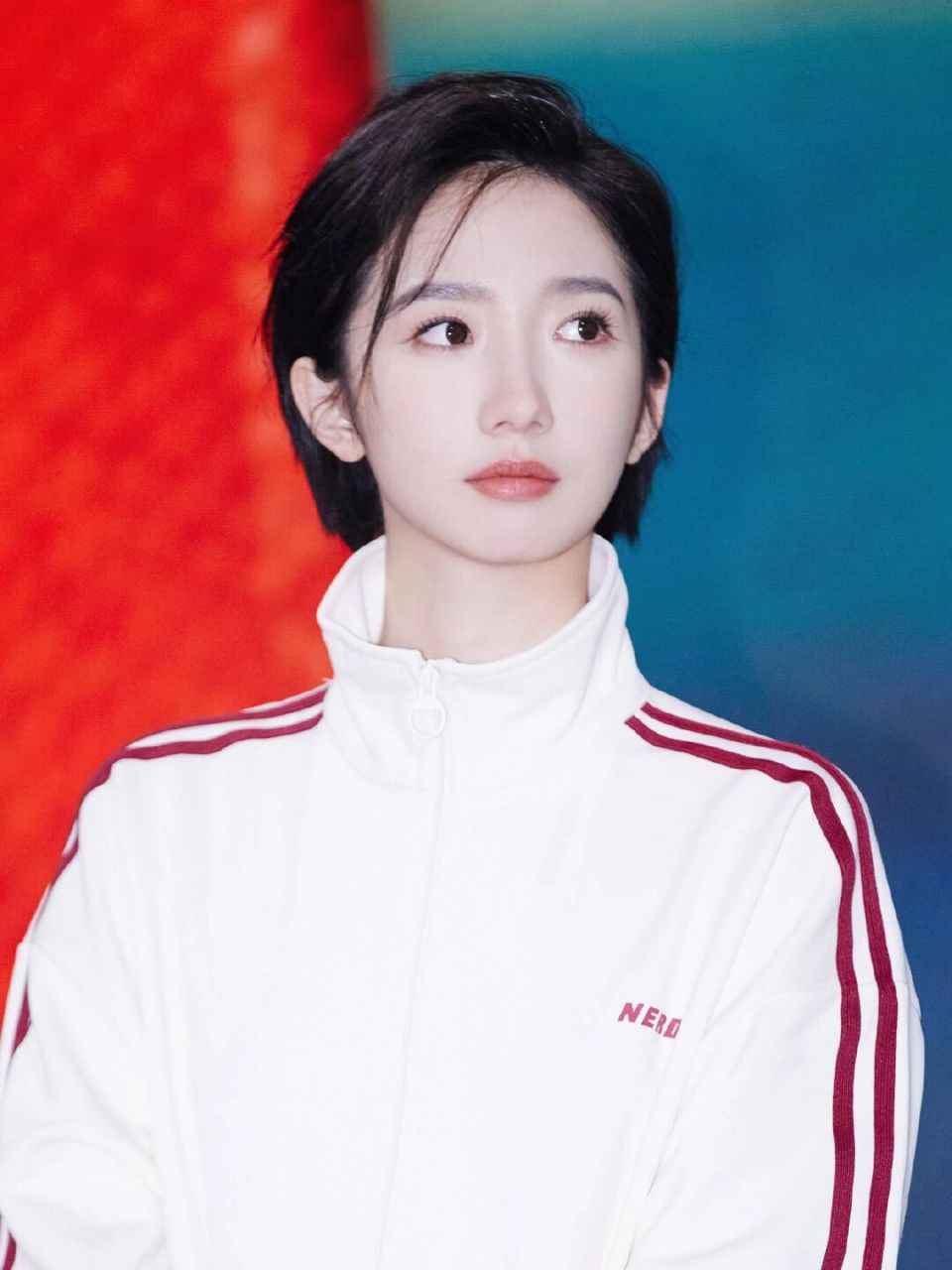 孟美岐参加电影《我心飞扬》首映礼,穿白色运动服套装,低调安静显温柔