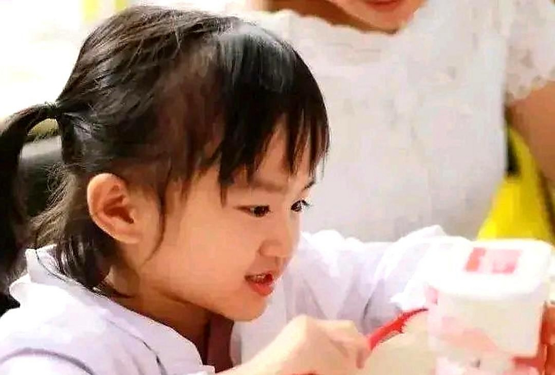 刘强东女儿露脸,移植了刘强东鼻子