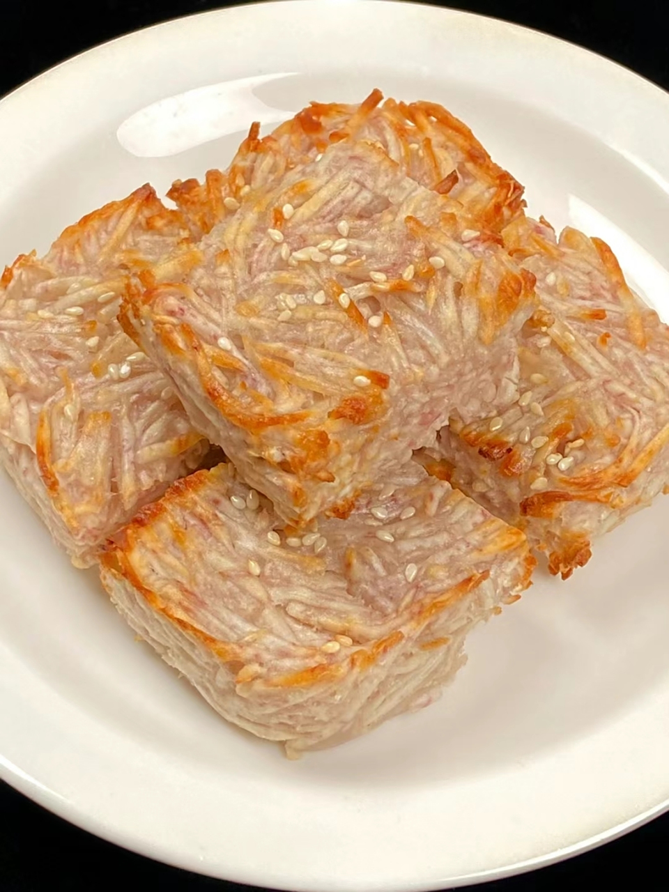 还记得老妈教我做香芋丝饼时,叫我把芋头切丝后就不要用水洗了,有一次