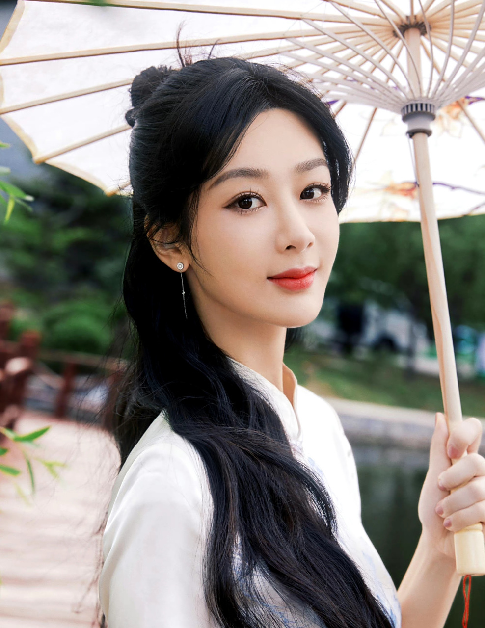 杨紫撑伞回眸,美女好看就是要狠狠夸91大家都是看得出来她瘦了,之前