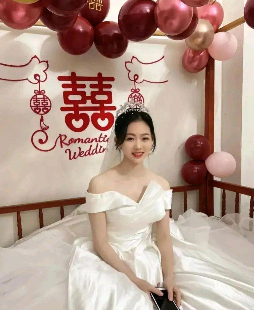 新娘这个笑容多少有点牵强