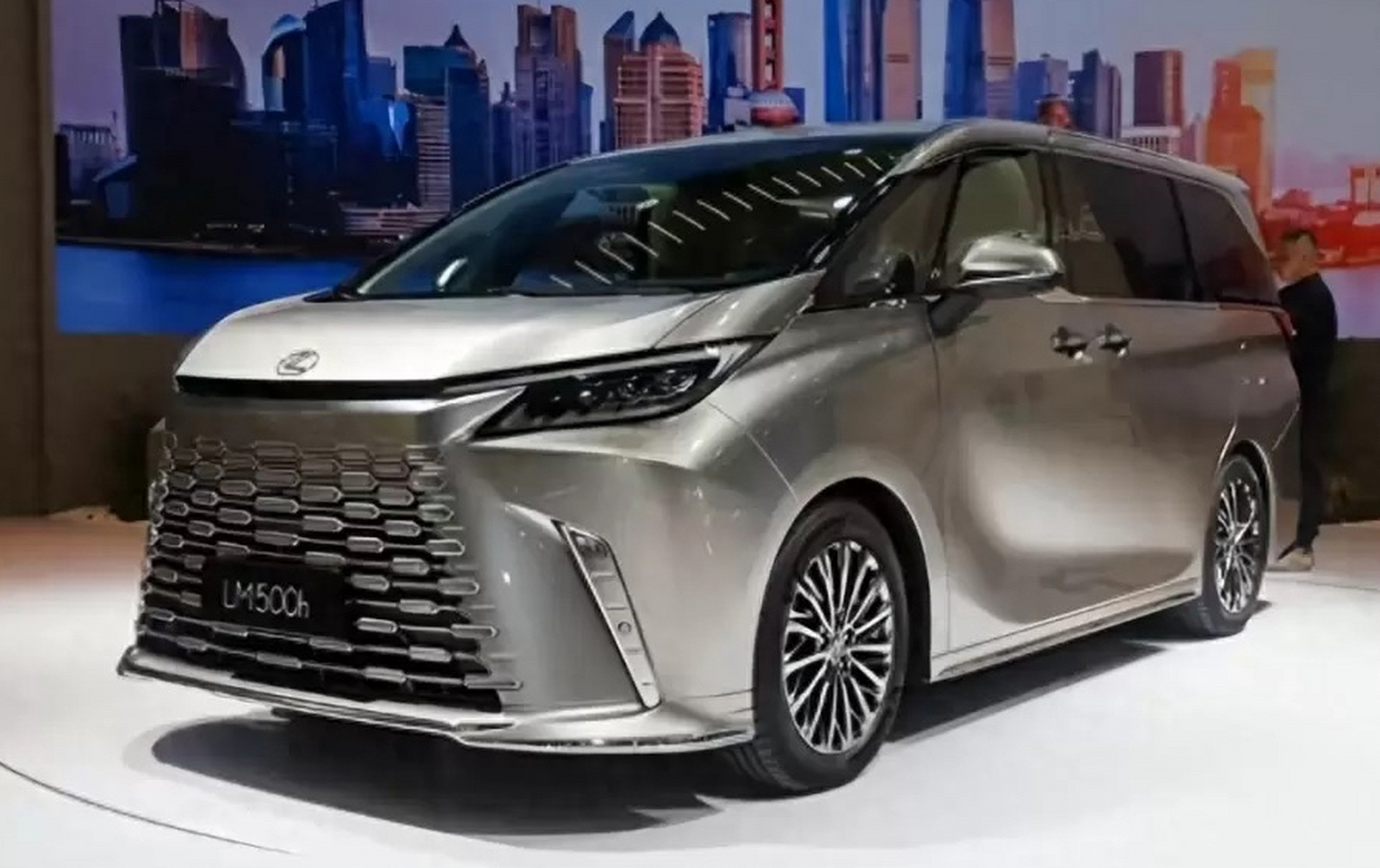 2024全新一代雷克萨斯lm500h终于问世了,国产mpv能否受到影响?