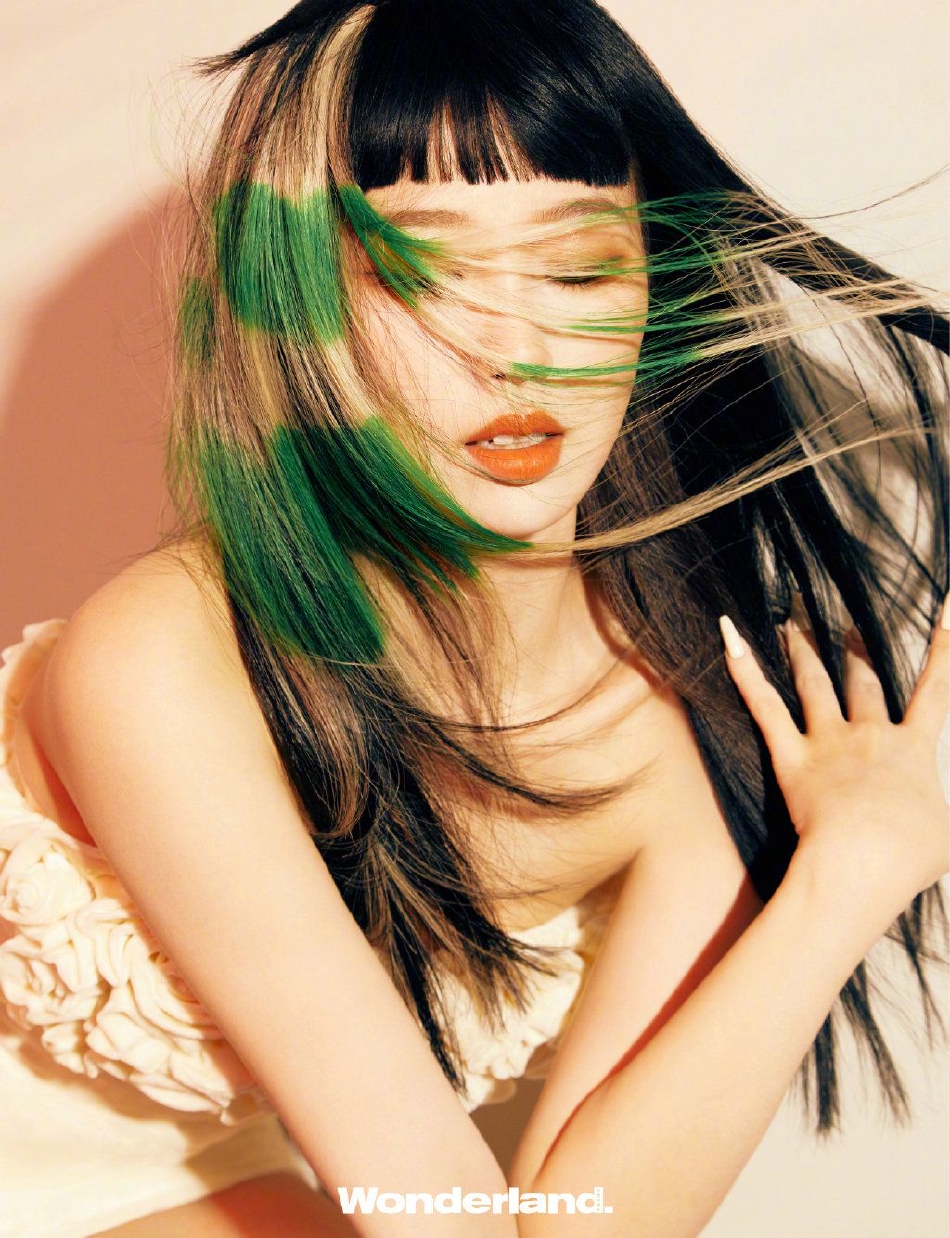 组图：虞书欣绿色爱心挑染造型拍大片美式甜酷穿搭演绎鬼马少女