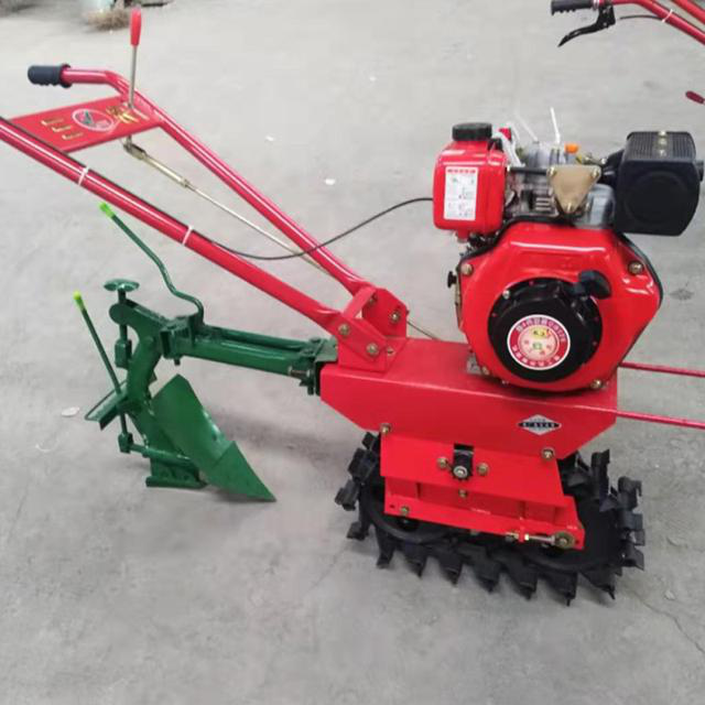 播种和施肥 不仅如此,链轨式牧草管理机还可以配备开沟犁,三角和"播种