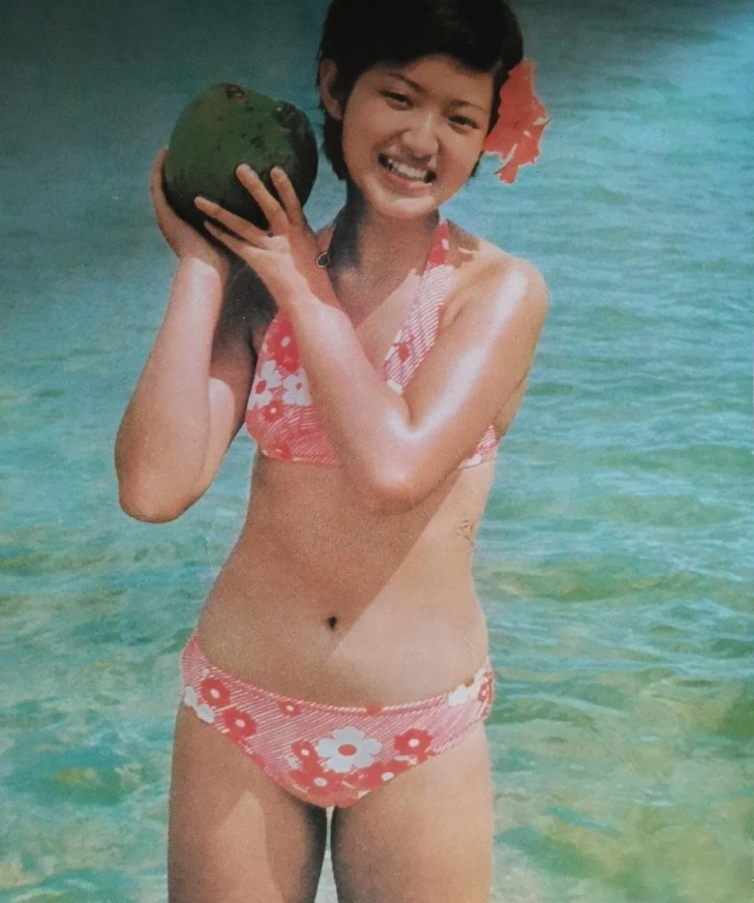 1982年,日本女影星山口百惠的泳装写真照片.