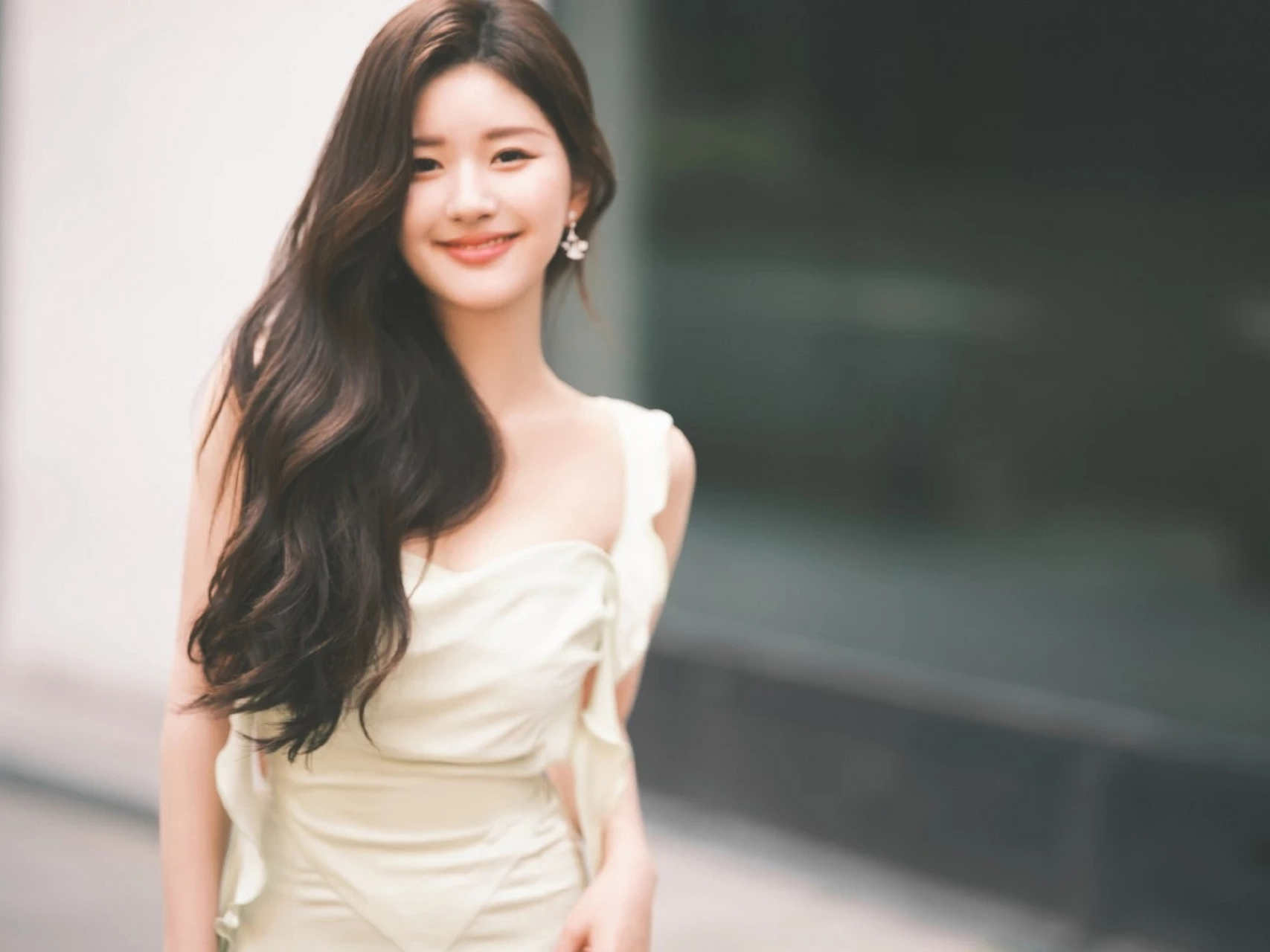 赵露思今天在现场参加活动的照片又因为多个版本的照片上热搜了,精修