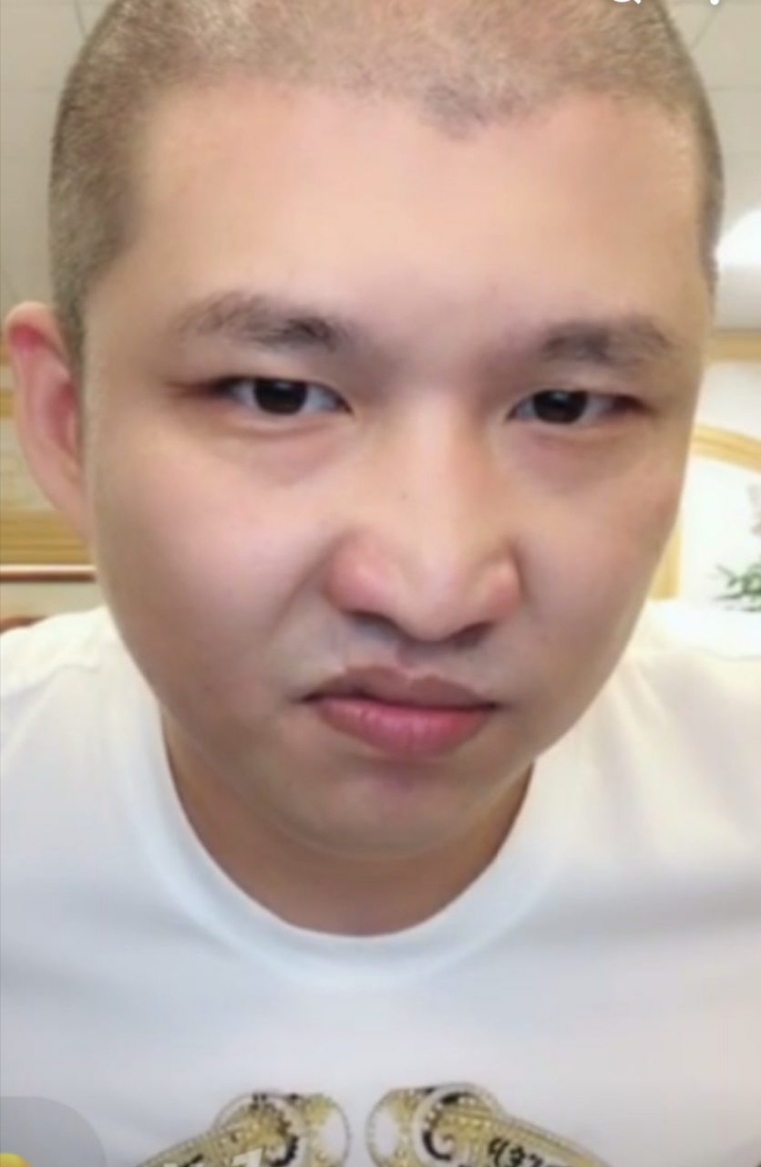 二驴的炒剧本摊上事了,二驴昨天开库里南带彤彤在青岛户外直播.