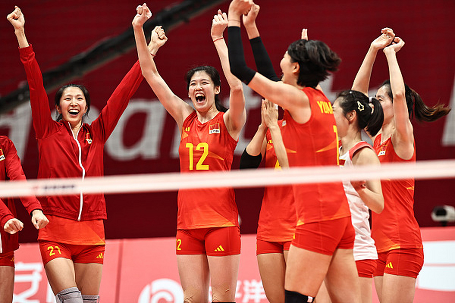 中国女排在亚运会女排决赛中以3-0完胜日本队,成功卫冕亚运冠军!