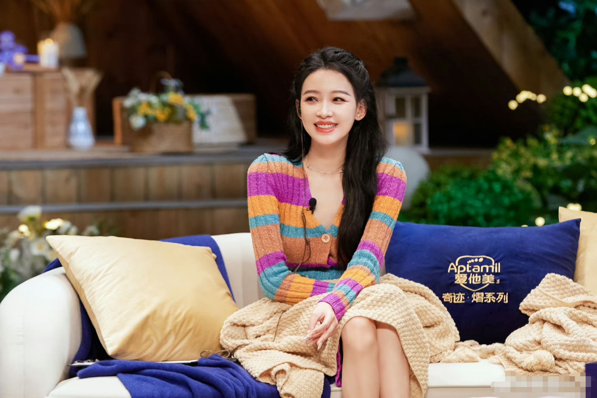 孙怡穿着彩色条纹针织长裙,皮肤白皙,一把长直发披肩,多了一份成熟