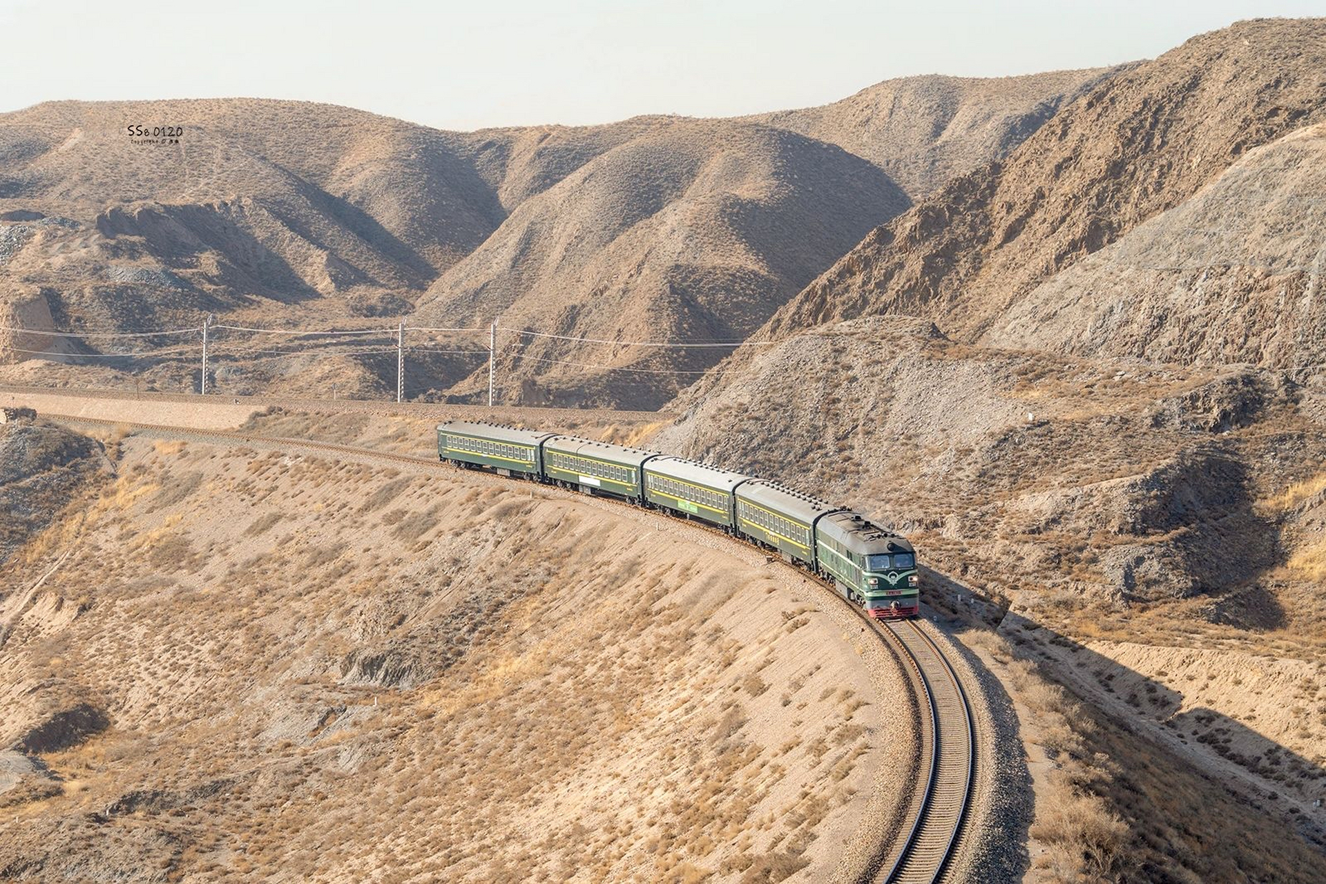 在黄土高原上的列车,速度虽然比不上高铁,但是坐在里面满眼都是风景