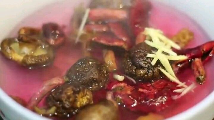 来一道野生红菌、圣子螺、花菇炖排骨汤