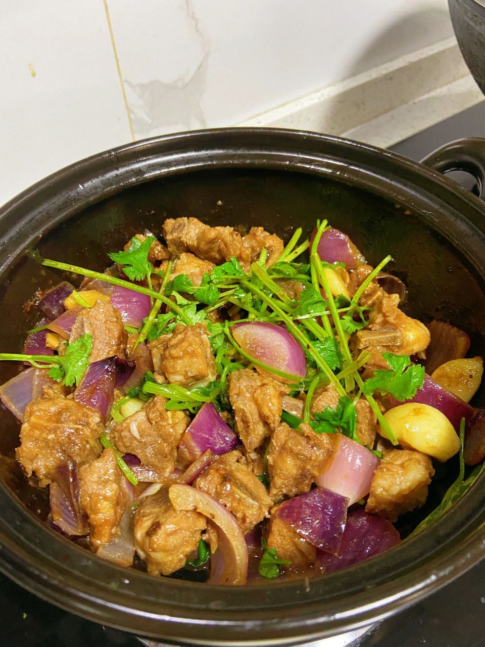 不加一滴水的砂锅焗排骨 家庭版的啫啫排骨|||我们家几十年的做法