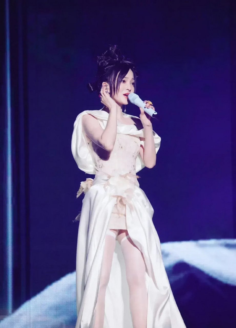 张韶涵这丝袜搭配有点变味