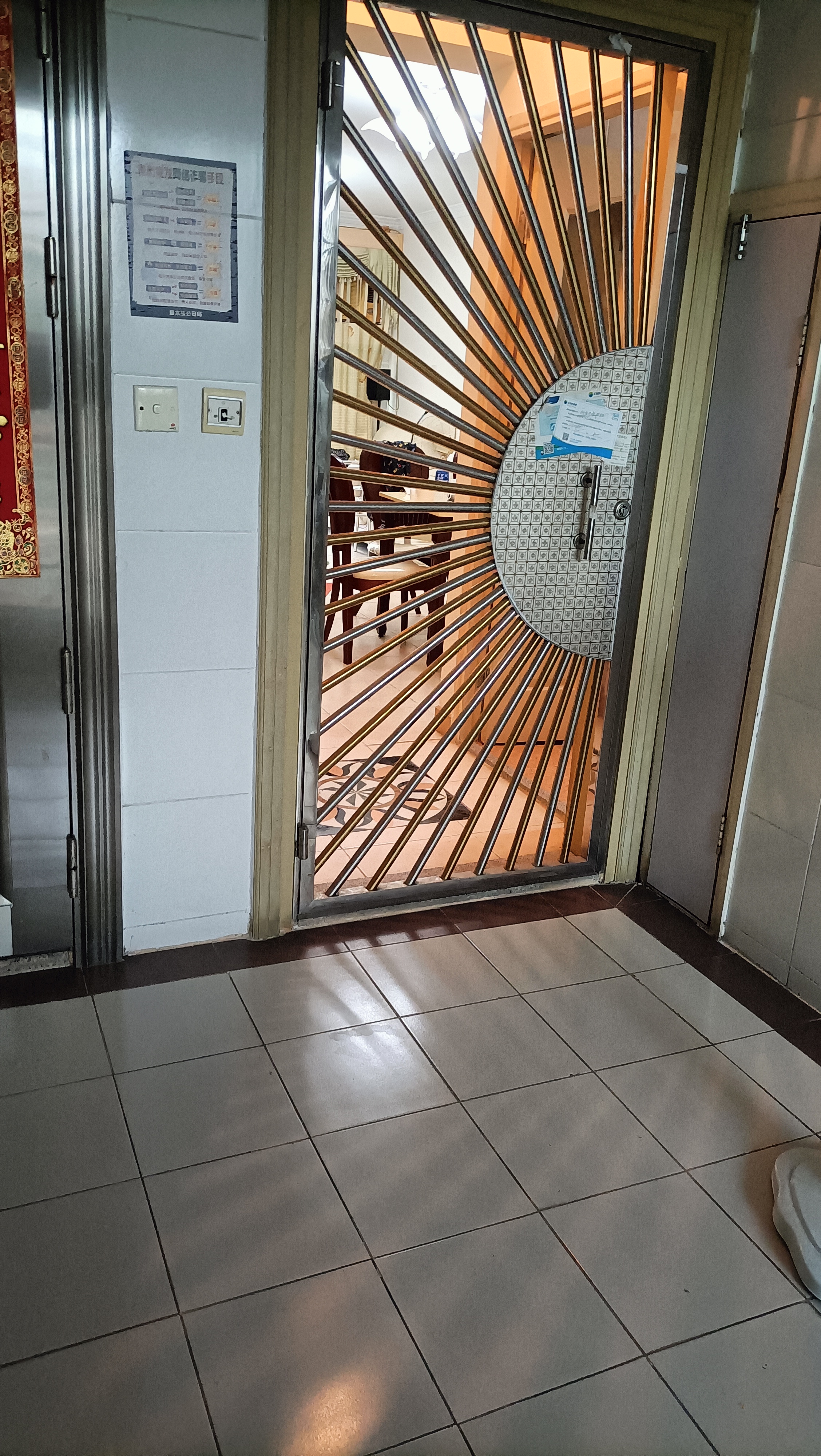 我们是一梯四户的楼梯房,我这一层楼只有我这一户在住,其他三户香 