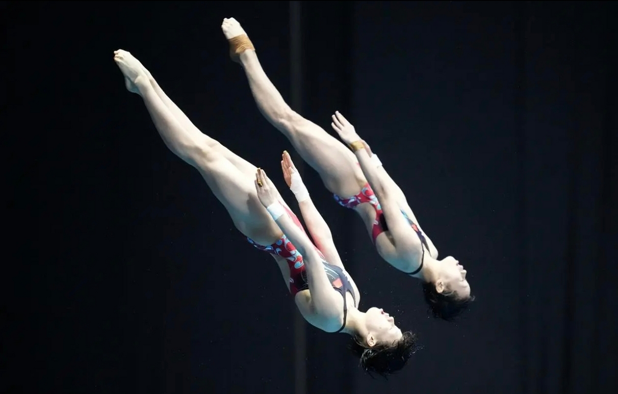 在下午落幕的女子双人十米跳台决赛中,中国组合全红婵/陈芋汐以总分