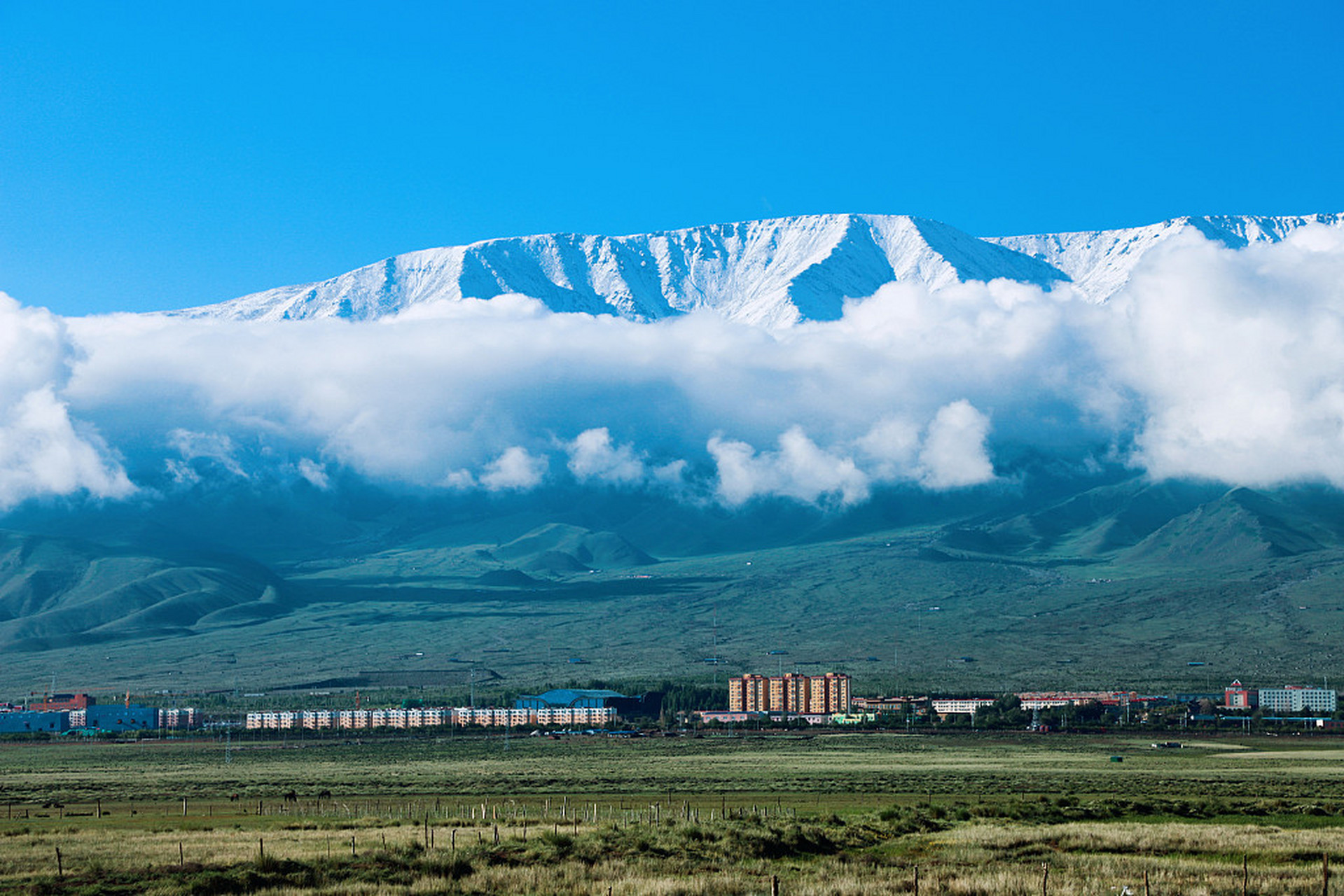 巴里坤草原是新疆的第二大草原,极目远望,草原与天山,云雾构成了一幅